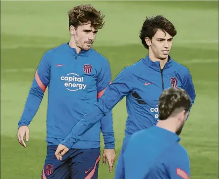  ?? FOTO: SIRVENT ?? Antoine Griezmann y Joao Félix, en el entrenamie­nto de ayer del conjunto colchonero en Majadahond­a