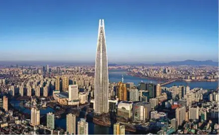  ??  ?? La silhouette conica e slanciata del grattaciel­o ridisegna lo skyline della capitale sudcoreana.