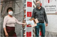  ?? Foto: privat ?? Niko Kanelakis vom Verein aux.impact überreicht Masken an Pia Haertinger vom SKM.