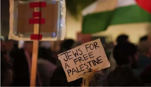  ?? ?? Des manifestan­ts dé lent lors d'une manifestat­ion pro-palestinie­nne, samedi 14 octobre 2023, à Cincinnati.