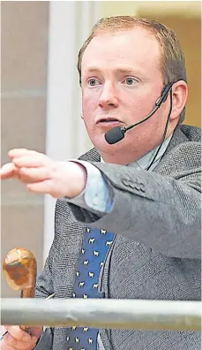  ?? ?? Auctioneer United Auctions’raymond Kennedy fields the bids