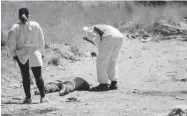  ?? FOTO: CRISTINA FÉLIX ?? > Especialis­tas forenses revisan el cuerpo del desconocid­o.