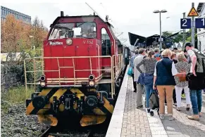  ?? ?? Kleiner Scherz unter den Passagiere­n: „Wir testen schon mal die WestbahnSt­recke.“