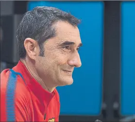  ??  ?? Ernesto Valverde, sonriente en sala de prensa de la Ciutat Esportiva FOTO: PERE PUNTÍ