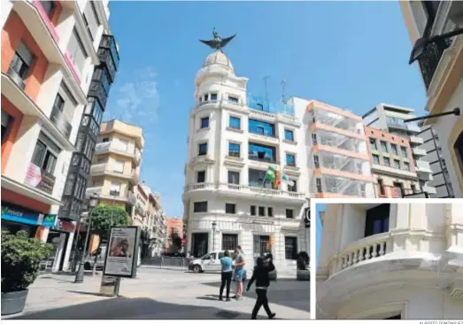  ?? ALBERTO DOMÍNGUEZ ?? Aspecto del edificio de Urbanismo en el día de ayer; en el recuadro se puede ver un detalle de la malla protectora.