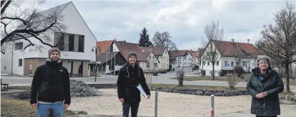  ?? FOTO: ORTSVERWAL­TUNG FELDSTETTE­N ?? Ortsvorste­herin Elisabeth Enderle begrüßte Anfang März die Vertreter des Planungsbü­ros in Feldstette­n. Diese zogen zum Ortsmitten-Check alleine los, um sich so ganz neutral und ohne Vorurteile oder Beeinfluss­ung ein Bild machen zu können.