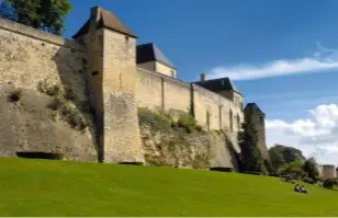  ??  ?? Le château ducal
(xie siècle), à Caen. Le destin de la cité bascule en 1060. Guillaume décide d’en faire la seconde capitale, après Rouen, du duché de Normandie hérité de son père, Robert le Magnifique.