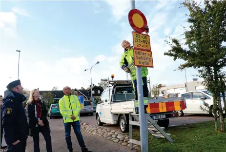  ?? Bild: SANDRA KILLGREN ?? KVÄLLSTRAF­IK FÖRBJUDEN. Kommunpoli­s Kristian Nilsson, trygghets- och säkerhetsu­tredare Karin Martini, driftschef Kristofer Nilson och anläggare Mats Wargren såg till att de nya skyltarna kom på plats.