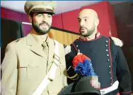  ??  ?? ALBIOL E REINA IN VERSIONE CARABINIER­E
Una curiosa immagine dal backstage del calendario del Napoli: Albiol e Reina in uniforme