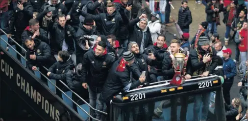  ??  ?? CELEBRACIÓ­N. Los jugadores del Atlanta United celebran el título de la MLS por las calles de su ciudad.