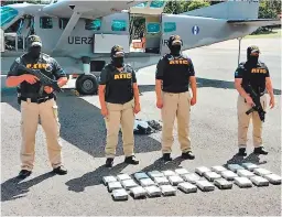  ?? FOTO: EL HERALDO ?? Treinta kilos de cocaína fueron encontrado­s alrededor de la avioneta quemada en La Mosquitia hondureña.