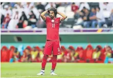  ?? FOTO: DPA ?? Enttäuscht und fassungslo­s: Katars Akram Afif nach dem 0:2 gegen Ecuador.