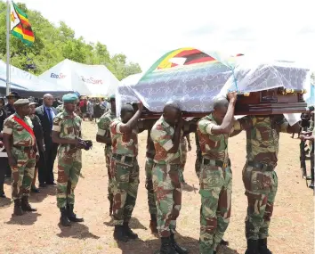  ?? Picture by Tinai Nyadzayo. ?? Zimbabwe National Army pallbearer­s carry the casket bearing the body of the hero, Cde Hlanganiso Tandiwe Matangaidz­e, who was buried at Manicaland Provincial Heroes Acre on Wednesday. —