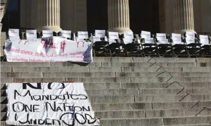  ?? Kansas. Photograph: John Hanna/AP ?? Empty chairs sit on the landing of south steps of the Kansas statehouse during a rally against Covid vaccine mandates on 30 October in Topeka,