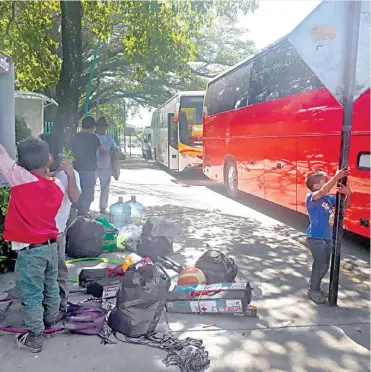  ?? ÁLVAREZ ?? Lo único que consiguier­on los indígenas desplazado­s fueron tres autobuses de transporte turístico para su traslado/selene