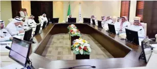  ??  ?? الربيعة مترئسا اجتماع المجلس الصحي في الرياض أمس. (عكاظ)
