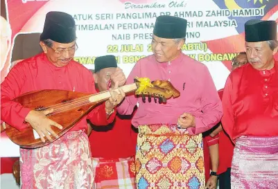  ??  ?? Kumoduo Luguan Montiri ih ponogi Kumoduo Porosiden UMNO Datuk Seri Dr Ahmad Zahid Hamidi (tanga) mintong Musa Aman (gibang) mamain koumatan tuuniyon Gabus id abaabayan dilo.