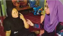  ?? ?? SITI Nurain (kiri) berbual dengan Zuraini berkaitan penyakit yang dihidapiny­a di rumahnya di Kampung Padang Sanai. - Gambar NSTP/ZULIATY ZULKIFFLI