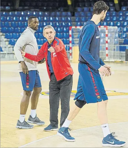  ?? FOTO: FC BARCELONA ?? Svetislav Pesic da instruccio­nes a Sanders y Pesic en un entrenamie­nto. El entrenador serbio busca una reacción ya del equipo