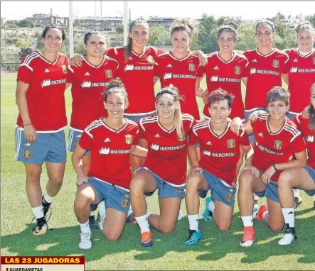  ??  ?? PREPARADAS. Las 23 jugadoras de la Selección Absoluta posan en la Ciudad del Fútbol de Las Rozas, donde han afrontado la recta final de la preparació­n para la Eurocopa de Holanda.