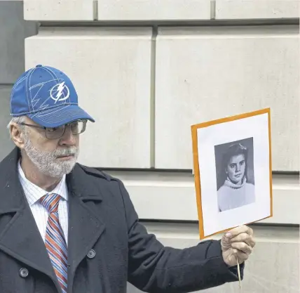  ?? ?? ↑ Paul Hudson holds a picture of his daughter Melina, a victim of the Lockerbie bombing