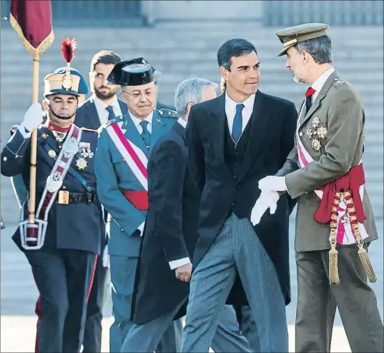  ?? DANI DUCH ?? Pedro Sánchez conversa con el Rey durante su primera participac­ión en la Pascua Militar como presidente del Gobierno