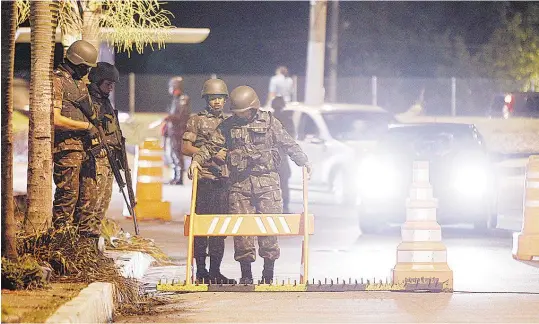  ?? ALEXANDRE BRUM ?? Militares das Forças Armadas montaram barreiras em pontos do estado, como em São Gonçalo, próximo ao Salgueiro e Jardim Catarina, na noite de ontem, amparados pela GLO