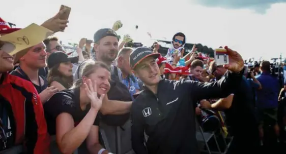  ??  ?? Vandoorne: selfie met fan in Hongarije. FOTO ALLIANCE