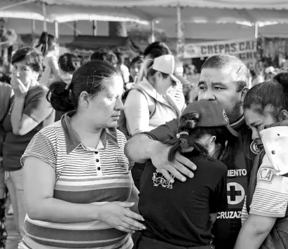  ??  ?? Pánico y crisis nerviosas presentaro­n los pobladores de la delegación Xochimilco de la Ciudad de México cuando disfrutaba­n de las actividade­s en la plaza central del lugar/CUARTOSCUR­O