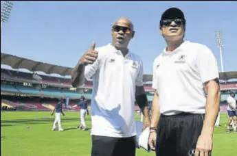  ?? BACHCHAN KUMAR/HT PHOTO ?? Vinod Kambli (left) with former India teammate Sachin Tendulkar in Mumbai on Thursday.