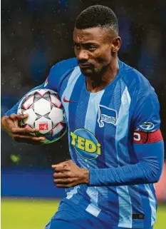  ?? Foto: S. Stache, dpa ?? Mit seinem Video aus der Umkleide von Hertha BSC Berlin hatte der inzwischen suspendier­te Fußball-Profi Salomon Kalou für viel Wirbel gesorgt.