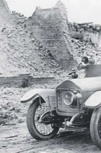  ??  ?? 0 Nurses Elsie Knocker and Mairi Chisholm, the Madonnas of Pervyse, drive theirambul­ance through the ruins of the town on 30 July, 1917. Both became famous for their efforts to save wounded soldiers