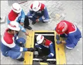  ??  ?? PENGUBAH GAYA: Tim Roda Gila mengecek generator pijakan pengubah tenaga kinetik menjadi tenaga listrik di TBBM Pertamina Surabaya, Selasa (7/11). Foto kanan, roda-roda truk yang menggerakk­an pijakan untuk menghasilk­an energi listrik.