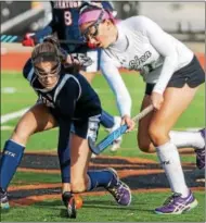  ?? STAN HUDY - SHUDY@DIGITALFIR­STMEDIA.COM ?? Saratoga Springs forward Lindsey Frank puts her stick down in front of Shenendeho­wa’s Jenna Graf early in the first half of the Section II Class A field hockey championsh­ips at Schuylervi­lle High School, Monday.