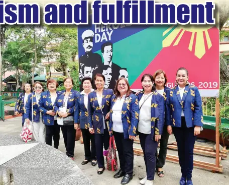  ??  ?? FLORAL Offering at Osmena Park on National Heroes’ Day