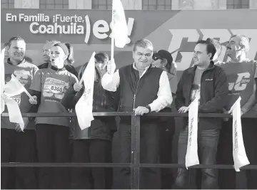 ??  ?? Convivenci­a. El gobernador Miguel Ángel Riquelme dio el banderazo de salida de la Gran Carrera Coahuila Fuerte 2018 “Fuertes contra el Cáncer”.