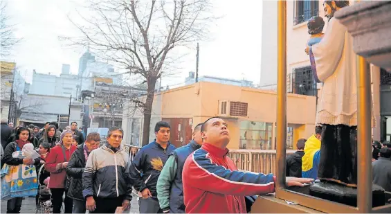  ?? JORGE SÁNCHEZ ?? Misa. Algunos de los fieles que concurrier­on ayer a la parroquia de Liniers para agradecerl­e o pedirle trabajo al patrono.