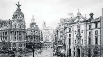  ??  ?? Andrés Trapiello. Destino. Barcelona, 2020. 554 páginas. 24,90 euros
La Gran Vía desde Alcalá, en 1950.