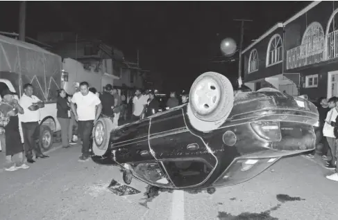  ?? /JESÚS ZEMPOALTEC­A ?? Un joven volcó su unidad en San Jorge Tezoquipan, municipio de Panotla