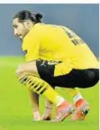  ?? FOTO: MEISSNER/AP/DPA ?? Der Dortmunder Emre Can kniet nach dem Aus gegen Manchester enttäuscht am Boden.