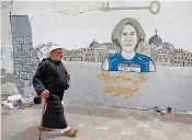  ?? Reuters ?? A man walks past a mural of Shireen Abu Akleh in the southern Gaza Strip.