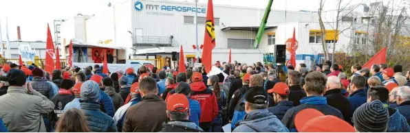  ?? Foto: Silvio Wyszengrad ?? Am Dienstag fand bei MT Aerospace eine Kundgebung statt, die von der IG Metall und dem Betriebsra­t organisier­t wurde. 300 Teilnehmer waren da.