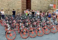  ??  ?? Alcune delle cinquecent­o biciclette del bike sharing «Mobike» che sarà attivo a Firenze dal 2 agosto