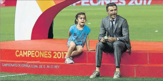  ?? FOTO: PERE PUNTÍ ?? Luis Enrique, con su hija Xana disfrutand­o de su tercera Copa en sus tres años como entrenador del FC Barcelona