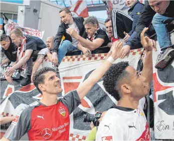  ?? FOTO: DPA ?? Mit der Bitte um Wiederholu­ng: Mario Gomez und Dennis Aogo (re.) bedanken sich bei den VfB-Fans.