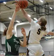  ?? MATTHEW B. MOWERY — FOR MEDIANEWS GROUP ?? Clarkston’s Maddy Skorupski (5) blocks the shot of Lake Orion’s Kiera Tierney (40) in the first half of the Wolves’ 56-32 Senior Night win over the Dragons, on Monday.