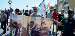  ??  ?? Sul lungomare Protesta degli operai ex Om Carrelli presso la presidenza della Regione Puglia