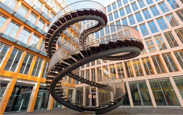  ??  ?? L’energia dell’arte «La scala infinita», a sinistra, è una scultura a spirale alta 9 metri realizzata nel 2004 dall’artista danese di origine islandese Olafur Eliasson. Si trova nel cortile della sede della Kpmg di Monaco di Baviera