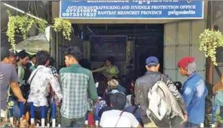  ?? FRESH NEWS ?? Cambodian migrant workers wait outside the Anti-Human Traffickin­g and Juvenile Protection Office in Banteay Meanchey yesterday after being deported from Thailand.