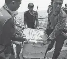  ?? PRADITA UTAMA/EPA-EFE ?? Indonesian­s recover Lion Air Flight 610’s data recorder Saturday.